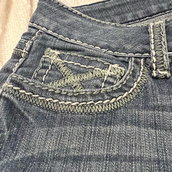 #665. Cache Contour Collection Bootcut Jeans with Embroidery Details. Size 6. - Picture 8 of 14